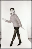 cca 1974 Kardigános villantások, szolidan erotikus felvételek, 9 db vintage NEGATÍV, 36x24 mm