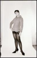 cca 1974 Kardigános villantások, szolidan erotikus felvételek, 9 db vintage NEGATÍV, 36x24 mm