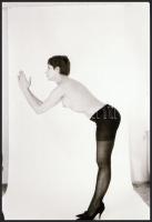 cca 1974 Kardigános villantások, szolidan erotikus felvételek, 9 db vintage NEGATÍV, 36x24 mm