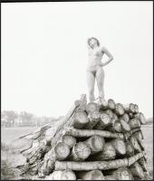cca 1981 Álomszép teremtés a máglya tetején, Balogh Ferenc (1923-1993) békéscsabai fotóművész hagyatékából 1 db vintage NEGATÍV, 5,5x6 cm