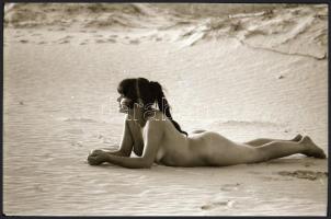 cca 1979 Nagylány a homokozóban, 4 db vintage NEGATÍV Vincze János (1922-1999) kecskeméti fotóművész...