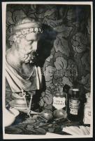 cca 1935 Thöresz Dezső (1902-1963) békéscsabai gyógyszerész és fotóművész hagyatékából  jelzés nélküli vintage fotó (Gyógyszerész csendélet), 8,5x5,5 cm