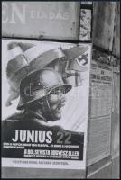 1944 Utcai plakátok Budapesten, a jobb oldalin: ,,Zsidók által lakható épületek rendeleti felsorolása, mai nagyítás Keveházi János (?-?) kőbányai fotóművész hagyatékából, 15x10 cm