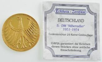 NSZK 1966J 5M aranyozott Ag német nyelvű tanúsítvánnyal T:1-,2 kis karcok
FRG 1966J 5 Mark gold pla...
