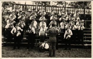 Éljen a munkásság, parasztság, értelmiség építése. Magyar szocreál zenekar, ünnepség / Hungarian Socialist propaganda, music band. photo (fa)