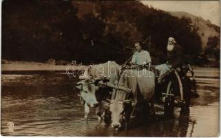 Román folklór, ökrös szekér / Romanian folklore, ox cart. Colectia A. Bellu (EK)