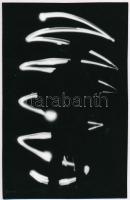 cca 1989 Fénygrafika az éjszakában, jelzés nélküli vintage fotó, kasírozva, 17x11,1 cm