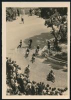 cca 1938 Motorverseny, jelzés nélküli vintage fotó, 9,5x6,5 cm