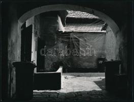 1972 Lelesz Péter: A kapun túl című, feliratozott, vintage fotóművészeti alkotás, a kép az Esztergomban megrendezett, nyári fotóművészeti alkotótelepen készült, 18x24 cm