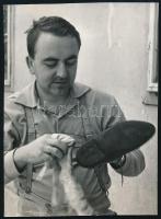 1969 Keveházi János (?-?) kőbányai fotóművész hagyatékából feliratozott portré felvétel Ujhelyi István (1936-2003) budapesti fotóművészről, a felvétel Gyulán készült, 11x7,8 cm