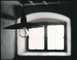 1969 Ujhelyi István (1936-2003) budapesti fotóművész hagyatékából, feliratozott, vintage fotóművészeti alkotás (A fény), a kép a Gyulán megrendezett, nyári fotóművészeti alkotótelepen készült, a fotó sarkán kis törésvonal, 15,5x19,8 cm