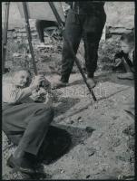 1962 Németh Mihály: Fotós munkában, feliratozott vintage fotóművészeti alkotás, a kép a Veszprémben megrendezett, nyári fotóművészeti alkotótelepen készült, 24x18 cm