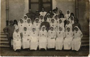 Első világháborús olasz katonai kórház nővérei és katonák / WWI Italian military hospital, nurses and soldiers. photo (EK)