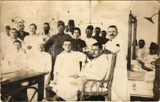 Első világháborús osztrák-magyar katonai kórház sebesült katonákkal, orvos / WWI K.u.K. military hospital with injured soldiers. photo (EK)