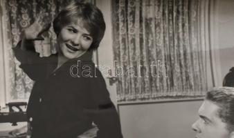 1960 ,,Két emelet boldogság" című magyar film jelenetei és szereplői, 13 db produkciós filmfotó...