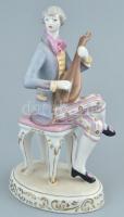 Hollóházi rokokó férfi porcelán figura, kézzel festett, jelzett, kopásnyomokkal, m: 23 cm