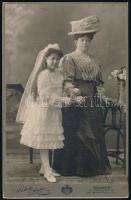 cca 1900 Anya elsőáldozó lányával, keményhátú fotó Székely Aladár budapesti műterméből, felületén karcolások, 16,5×10,5 cm
