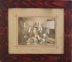 cca 1905-15 Csoportkép egy katonával és civilekkel, vintage fotó kartonon, Hollós Mór (1877-1926) budapesti műterméből. Sérült fa keretben. 17x23 cm