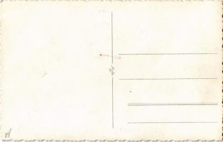 Ismeretlen település, utca télen, üzletsor, Élő és mű virágbolt. photo