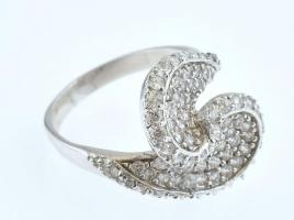 Ezüst(Ag) gyűrű kövekkel gazdagon kirakva, jelzett, méret: 59, bruttó: 5,86 g