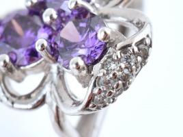 Ezüst(Ag) lila köves fülbevalópár, jelzett, d: 1,6 cm, bruttó: 6,78 g