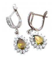 Ezüst(Ag) csepp alakú fülbevalópár zöld kővel, jelzett, h: 3 cm, bruttó: 5,6 g