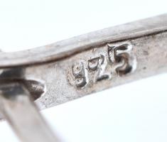 Ezüst(Ag) csepp alakú fülbevalópár zöld kővel, jelzett, h: 3 cm, bruttó: 5,6 g