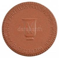 NDK ~1960. Meissen kétoldalas kerámia emlékérem, a Meisseni Porcelánmanufaktúra gyártói jelzésével (36mm) T:1 GDR ~1960. Meissen two-sided ceramic medallion, with mark of the Porcelain Manufactory of Meissen (36mm) C:UNC