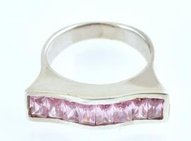 Ezüst(Ag) gyűrű rózsaszín kövekkel, jelzett, méret: 56,. bruttó: 5,7 g