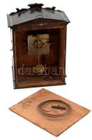 Antik feles ütős, mechanikus szerkezetű, ingás, fali óra, fatokban, porcelán betétes balüszteres dís...