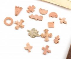 Bányai József (1933-2015) szobrász művészeti hagyatéka, tétel: 14 db terrakotta figura kb 5 cm, + fa...