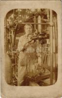 Női gyári munkás / Female factory worker. photo (EK)