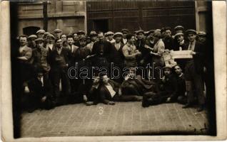 1925 Paris, Usin de Citroen / automobile factory with workers / Párizsi Citroen autógyár dolgozói. photo
