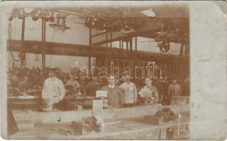 Magyar üzemcsarnok belső gyári munkásokkal / Hungarian factory interior with workers. photo (EK)