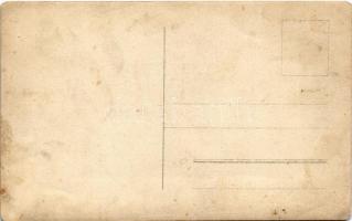 Magyar üzemcsarnok belső gyári munkásokkal / Hungarian factory interior with workers. photo (EK)