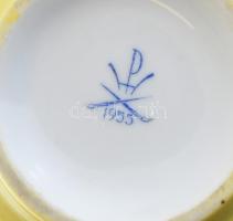 Herendi virágmintás, sárga fonddal festett mokkás kiöntő, kézzel festett, jelzett, tetején sérült ró...