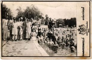 1942 Hajdúszoboszló, gyógyfürdő, fürdőzők csoportja. Foto Czeglédy photo (Rb)