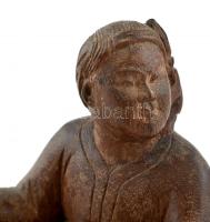 Doboló férfi, faragott fa figura, m: 14,5 cm