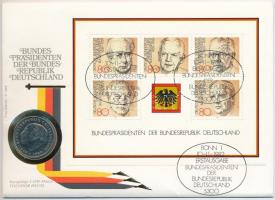 Német Szövetségi Köztársaság 1977D 2M Cu-Ni érmés borítékban, bélyeggel és bélyegzéssel T:2 Federal Republic Germany 1977D 2 Mark Cu-Ni in coin envelope with stamp and cancellation C:XF