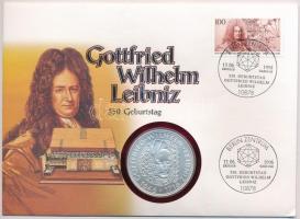 Németország 1993. "Gottfried Wilhelm Leibniz 1646-1716 / Bundesrepublik Deutschland" jelzett Ag emlékérem, érmés borítékban, bélyeggel és bélyegzéssel (1 unica /0.999) T:1 patina Germany 1993. "Gottfried Wilhelm Leibniz 1646-1716 / Bundesrepbulik Deutschland" hallmarked Ag commemorative medallion in coin envelope with stamp and cancellation (1 ounce/0.999) C:UNC patina