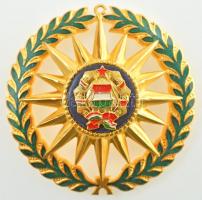 1976. "Szocialista Magyarországért Érdemrend" aranyozott, zománcozott bronz kitüntetés mellszalag nélkül. Az érdemrend jelvényét Csúcs Viktória (1934- ) tervezte. T:1 Hungary 1976. "Order of Merit for the Socialist Hungary" gilt, enamelled Br decoration without ribbon. The badge of the order designed by Viktória Csúcs (1934- ) C:UNC NMK: 715.