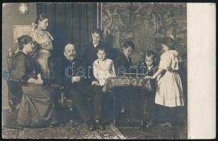 cca 1930 Ambrus Zoltán építészmérnök családjával, fotólap, hátoldalon az általa épített bérpaloták képével és saját kezű feljegyzéseivel, 8,5×13,5 cm