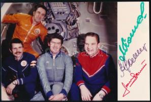 Farkas Bertalan és két másik űrhajós aláírása az őket ábrázoló fotón