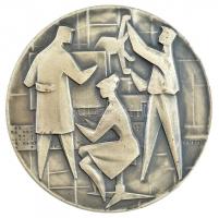 Vincze Dénes (1914-1972) ~1960. Ezüstözött bronz szocreál plakett, nem saját tokban (78mm) T:1-