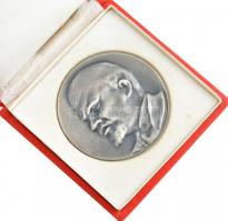 ~1970-1980. Lenin balra néző portréját ábrázoló ezüstpatinázott bronz emlékérem, eredeti tokban (70m...