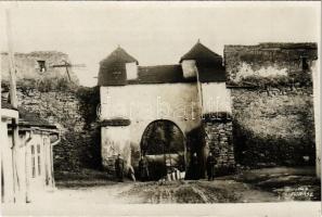 Lőcse, Levoca; Várkapu, várfal, katonák / castle gate, wall, soldiers. Kopasz photo