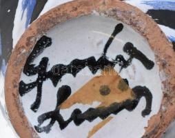 Gorka Lívia (1925 - 2011) Díszkaspó. Korongozott és kézzel formázott kerámia. Oldalán csavart mintáz...