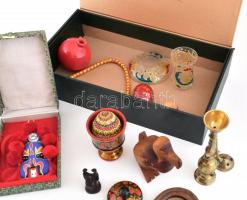 Vegyes bolhatétel, kínai mini maszk, azerbajdzsáni mini szőnyegszövő keret, benne szőnyeg, amerikai ...