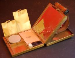 Rendkívül dekoratív réz női úti-neszeszer rúzstartóval és cigaretta-tárca. Minden tartozékkal hiánytalanul 11x9x3 cm / Beautiful copper traveling beauty-kit with cigarette-holder