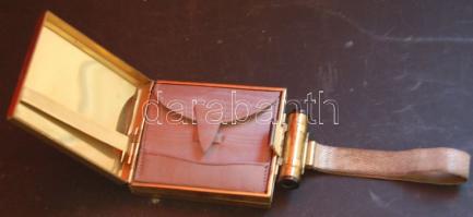 Rendkívül dekoratív réz női úti-neszeszer rúzstartóval és cigaretta-tárca. Minden tartozékkal hiányt...